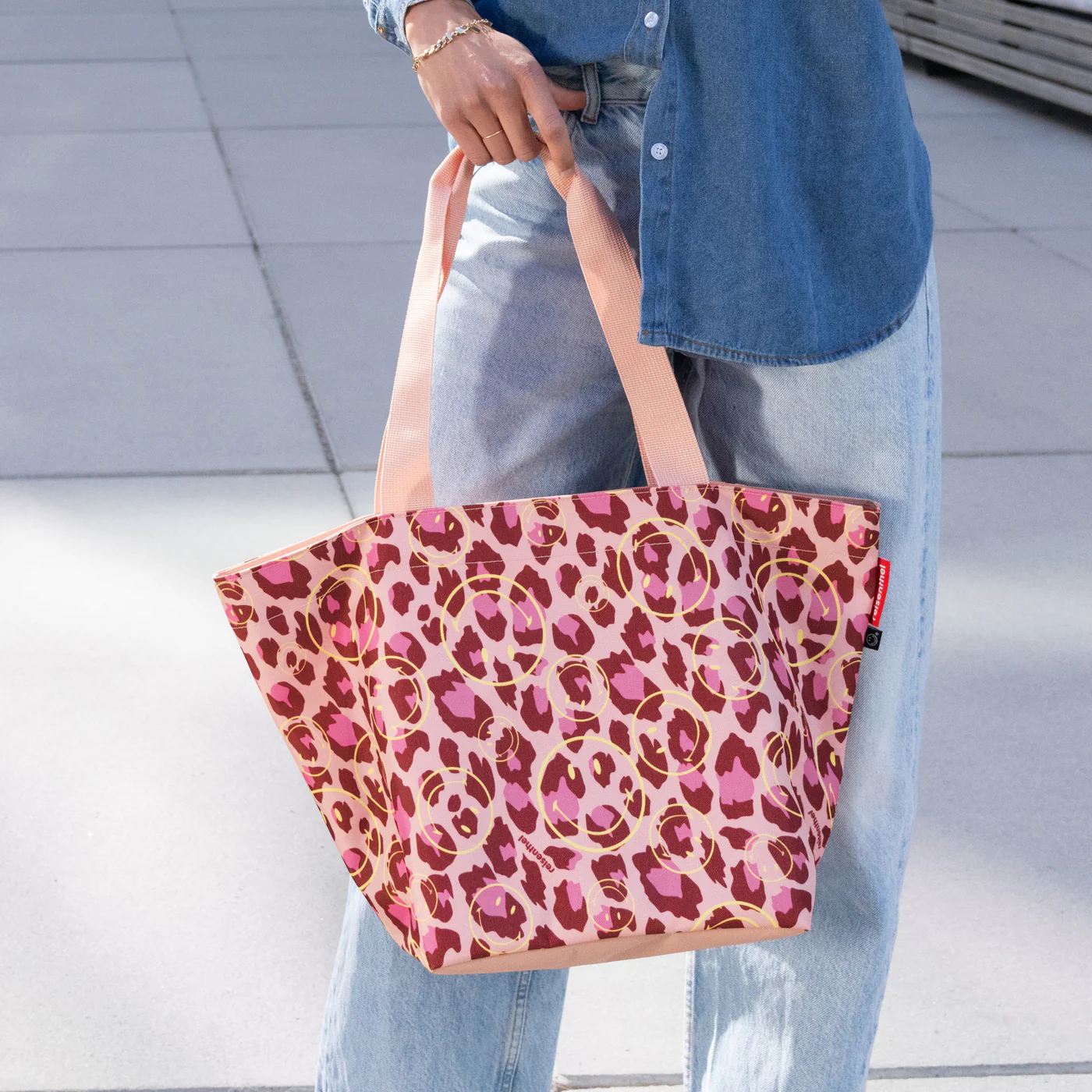 shopper M smiley leo blush - Image 3